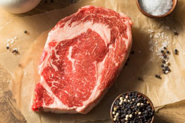 Çiğ çim, tuzlu ve biberli pirzola.