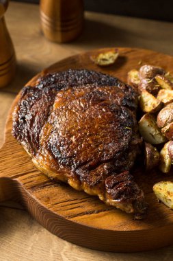 Çimenli Biftek ve Patates Yemeye Hazır