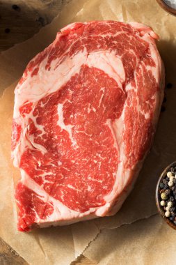 Çiğ çim, tuzlu ve biberli pirzola.