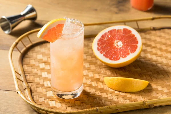 Uppfriskande Boozy Tequila Grapefrukt Paloma Med Saltad Fälg — Stockfoto