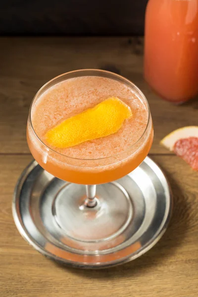 Boozy Uppfriskande Brown Derby Cocktail Med Bourbon Och Grapefrukt — Stockfoto