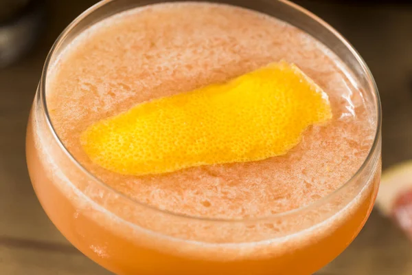 用波旁威士忌和柚子装饰棕榈酒 — 图库照片