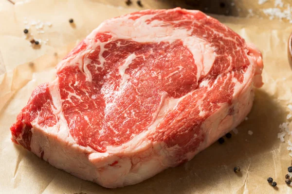 Raw Fass Fed Ribeye Steak Sóval Borssal — Stock Fotó