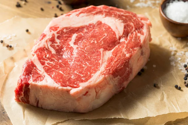 Raw Grass Fed Ribeye Steak Dengan Garam Dan Pepper — Stok Foto