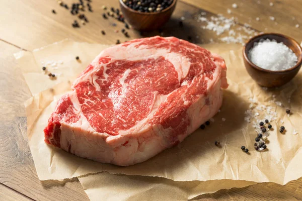 Raw Grass Fed Ribeye Steak Met Zout Peper — Stockfoto
