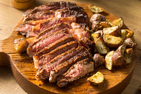 Grass Fed Ribeye Steak Und Kartoffeln Fertig Zum Essen — Stockfoto