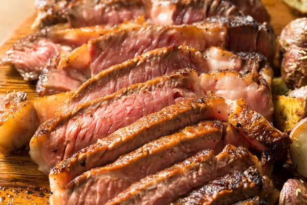 Grass Fed Ribeye Steak Und Kartoffeln Fertig Zum Essen — Stockfoto