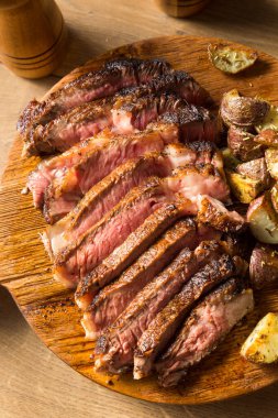 Çimenli Biftek ve Patates Yemeye Hazır