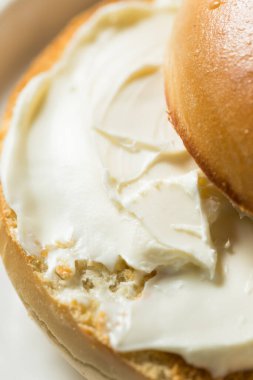 Ev yapımı krem peynirli simit yemeye hazır.