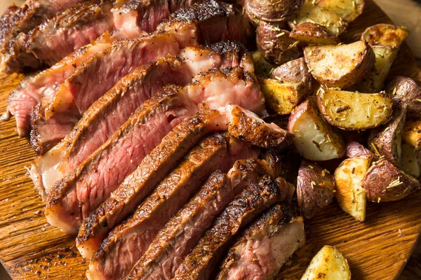 Bife Ribeye Alimentado Com Grama Batatas Pronto Para Comer — Fotografia de Stock