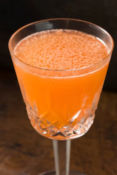 Boozy Röd Naken Och Berömd Cocktail Med Lime Och Chartreuse — Stockfoto