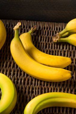 Bir demet çiğ sarı organik muz.