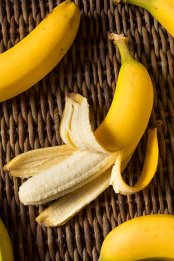 Bir demet çiğ sarı organik muz.