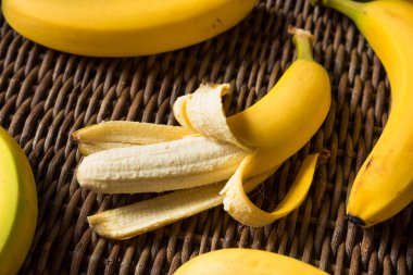 Bir demet çiğ sarı organik muz.