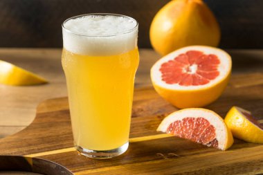 Ayyaş Greyfurt Radler Shandy 'yi Bira İçiriyor