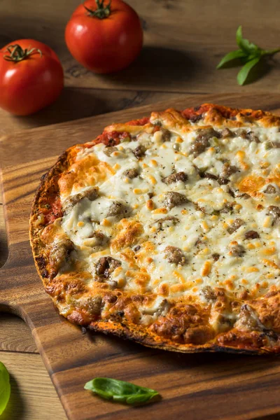 Hausgemachte Wurst Und Paprika Pizza Verzehrfertig — Stockfoto