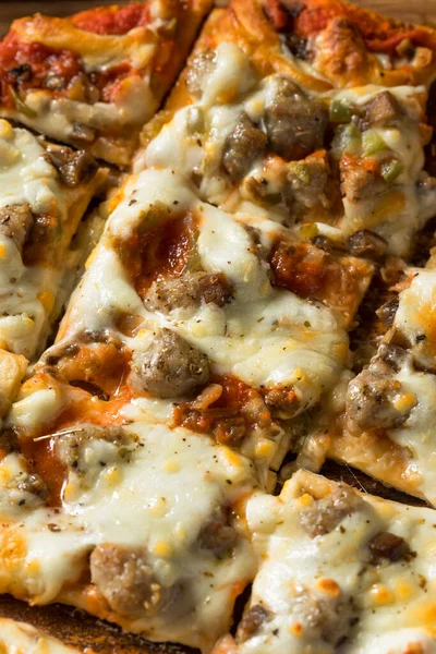 Hausgemachte Wurst Und Paprika Pizza Verzehrfertig — Stockfoto