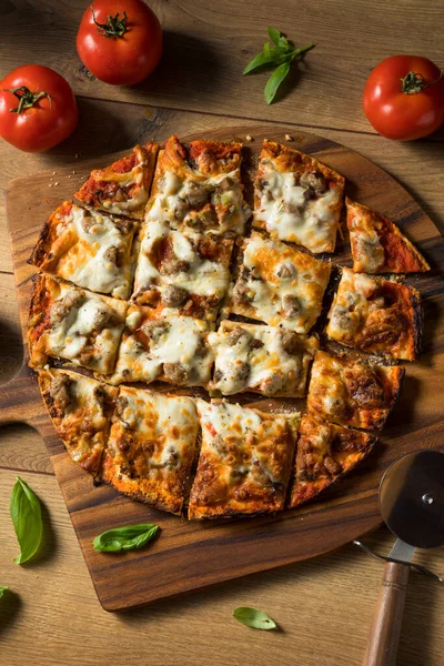 Hausgemachte Wurst Und Paprika Pizza Verzehrfertig — Stockfoto