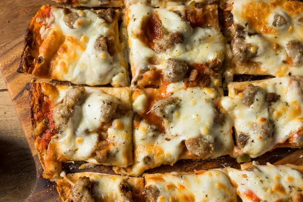 Hausgemachte Wurst Und Paprika Pizza Verzehrfertig — Stockfoto