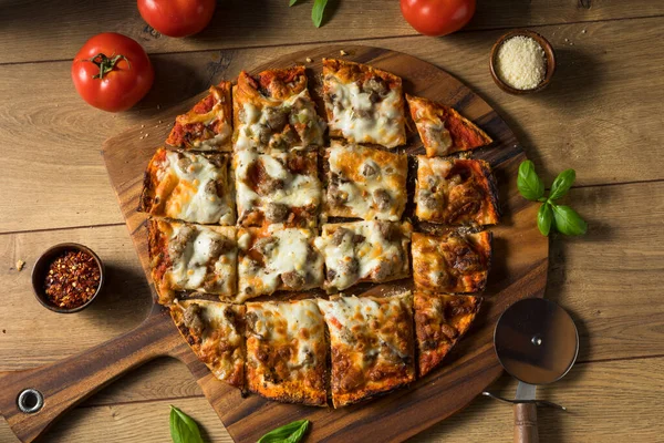 Hausgemachte Wurst Und Paprika Pizza Verzehrfertig — Stockfoto