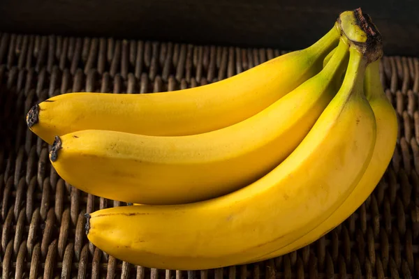Nyers Sárga Organikus Banán Egy Csapatban — Stock Fotó