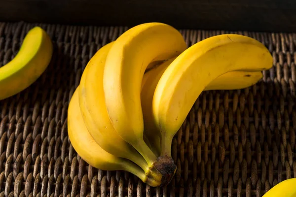 Желтые Органические Бананы Пучке — стоковое фото