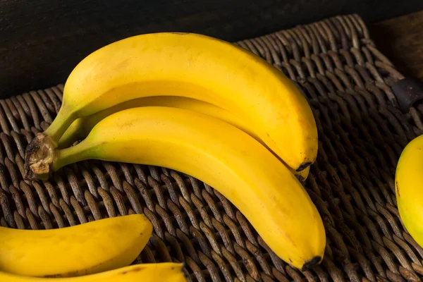 Nyers Sárga Organikus Banán Egy Csapatban — Stock Fotó