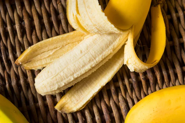 Сирі Жовті Органічні Банани Бункері — стокове фото