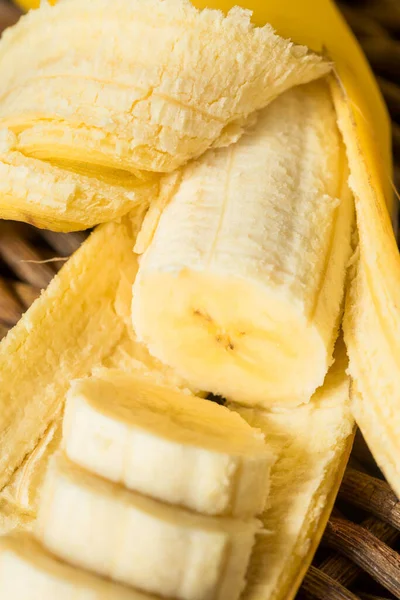 Raw Yellow Organic Bananas Bunch — Stock Photo, Image
