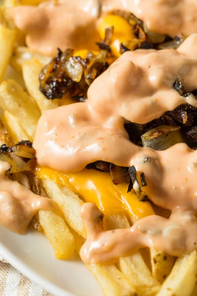 Zelfgebakken Dierlijke Kaas Franse Friet Met Uien Dressing — Stockfoto