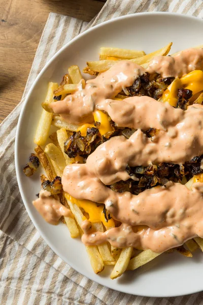 Zelfgebakken Dierlijke Kaas Franse Friet Met Uien Dressing — Stockfoto