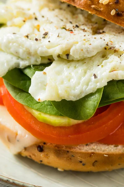 Sanduíche Bagel Ovo Saudável Caseiro Com Tomate Pepino — Fotografia de Stock