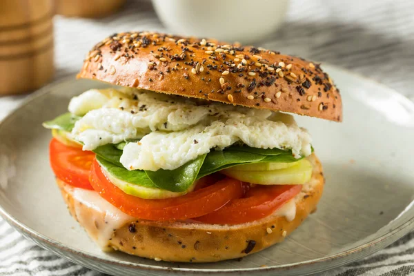 Sandwich Bagel Huevo Saludable Casero Con Tomate Pepino — Foto de Stock