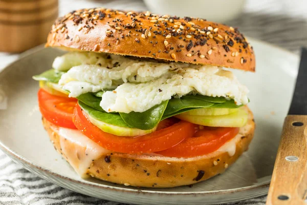 Sanduíche Bagel Ovo Saudável Caseiro Com Tomate Pepino — Fotografia de Stock