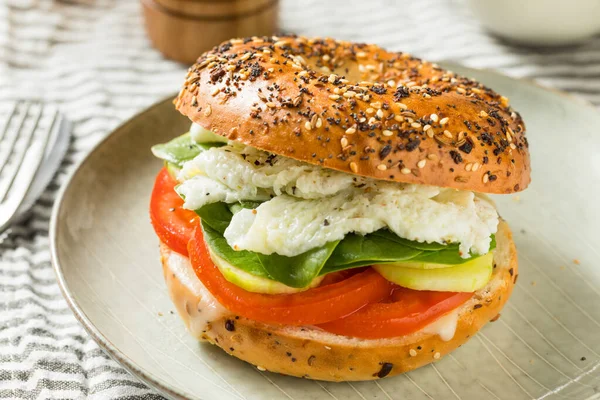 Домашний Сэндвич Яичным Бубликом Помидором Огурцом — стоковое фото