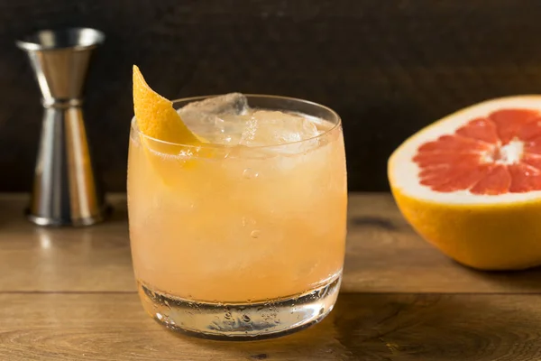 Erfrischende Grapefruit Radler Ccoktail Mit Gin Und Soda — Stockfoto