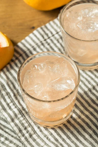 Erfrischendes Kaltes Grapefruitwasser Mit Eis — Stockfoto