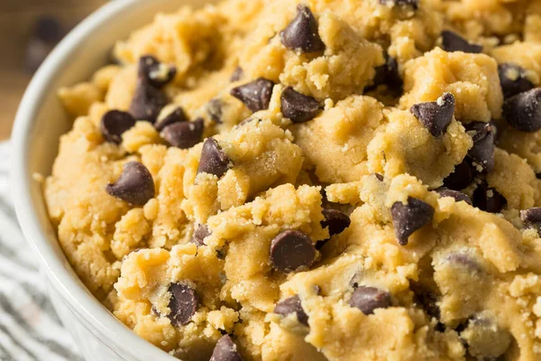 Rauwe Zelfgemaakte Chocolade Chip Cookie Dough Een Schaal — Stockfoto