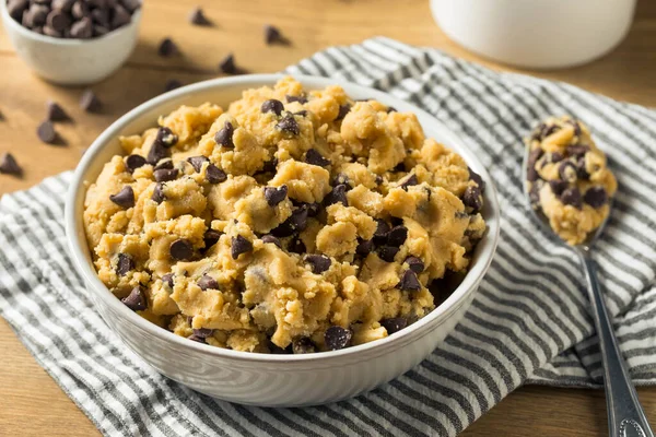 Rauwe Zelfgemaakte Chocolade Chip Cookie Dough Een Schaal — Stockfoto