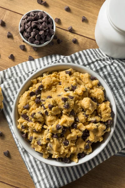 Rauwe Zelfgemaakte Chocolade Chip Cookie Dough Een Schaal — Stockfoto