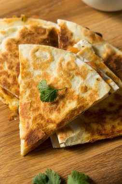 Peynirli fasulye ve Pico ile ev yapımı vejetaryen Quesadilla