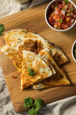 Peynirli fasulye ve Pico ile ev yapımı vejetaryen Quesadilla