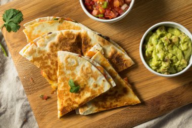 Peynirli fasulye ve Pico ile ev yapımı vejetaryen Quesadilla