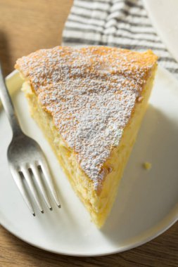 Ev yapımı yumuşak Japon peynirli keki yemeye hazır.