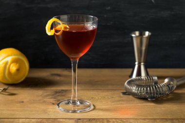 Ev Yapımı Klasik Viski ve Vermut Kokteyli