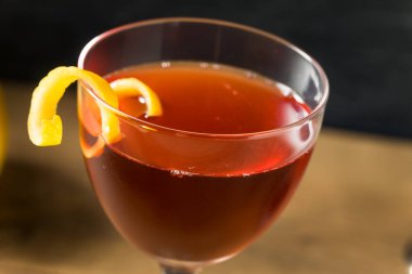 Ev Yapımı Klasik Viski ve Vermut Kokteyli