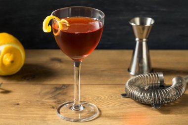 Ev Yapımı Klasik Viski ve Vermut Kokteyli