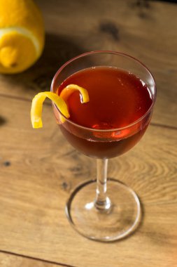 Ev Yapımı Klasik Viski ve Vermut Kokteyli