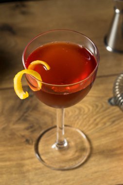 Ev Yapımı Klasik Viski ve Vermut Kokteyli