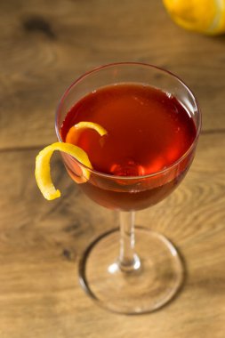 Ev Yapımı Klasik Viski ve Vermut Kokteyli